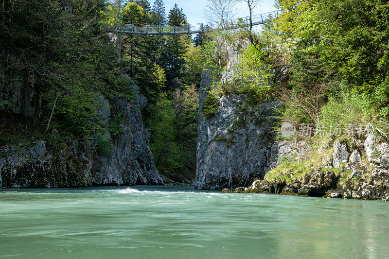 Entenlochklamm吊桥横跨令人印象深刻的Tiroler Achen峡谷。在奥地利蒂罗尔沿着走私者的路径徒步旅行